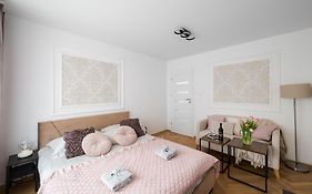 Best Central 2-Br Suite 200 M From Central Station And Varso Tower